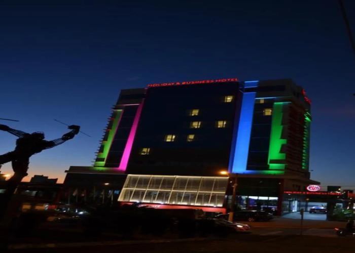 Holiday & Business Hotel - Ao lado do Centro de Eventos e Arena Conda