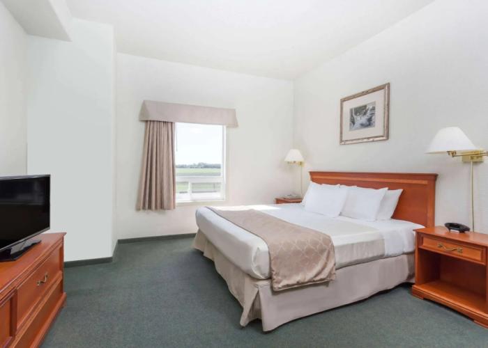 Super 8 by Wyndham Dauphin
