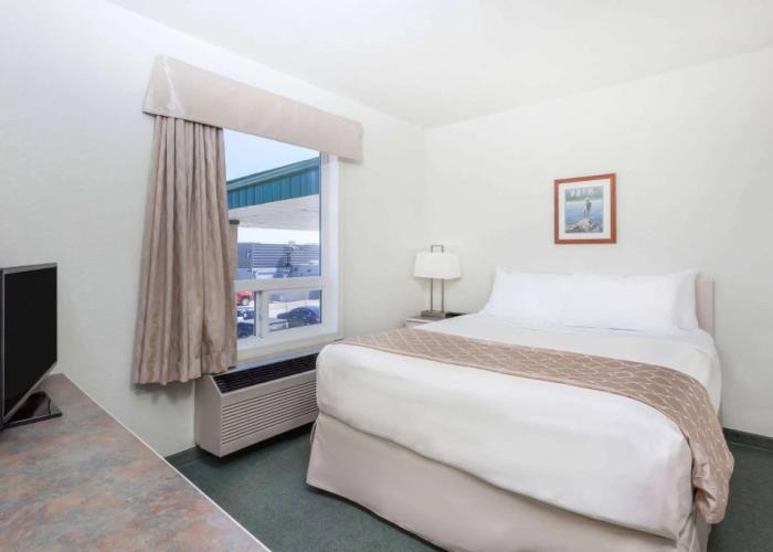 Super 8 by Wyndham Dauphin