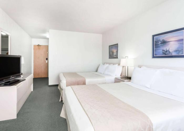 Super 8 by Wyndham Dauphin