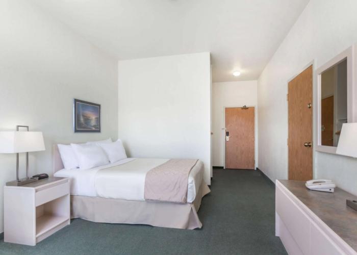 Super 8 by Wyndham Dauphin
