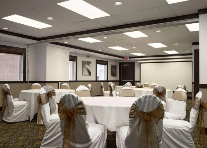 Super 8 by Wyndham Dawson Creek
