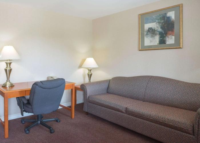 Super 8 by Wyndham Kingston