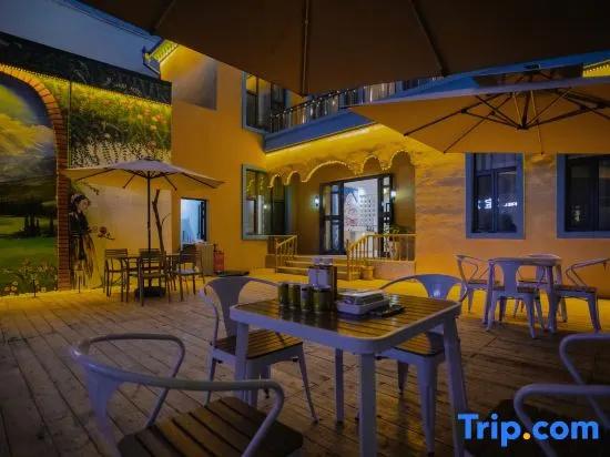 Toon tree courtyard