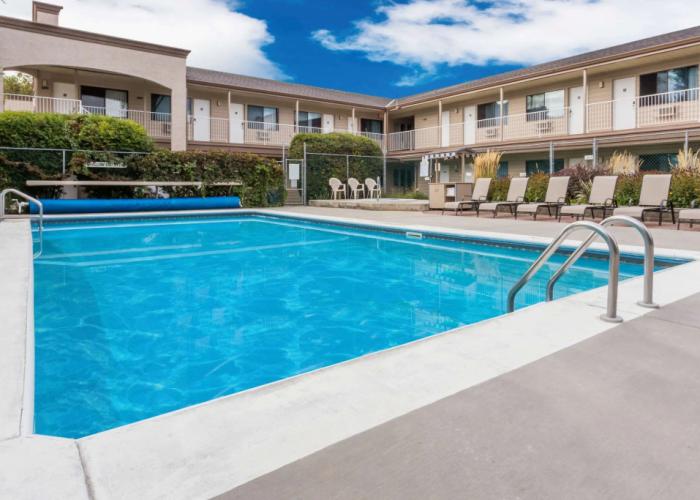 Super 8 by Wyndham Kelowna BC