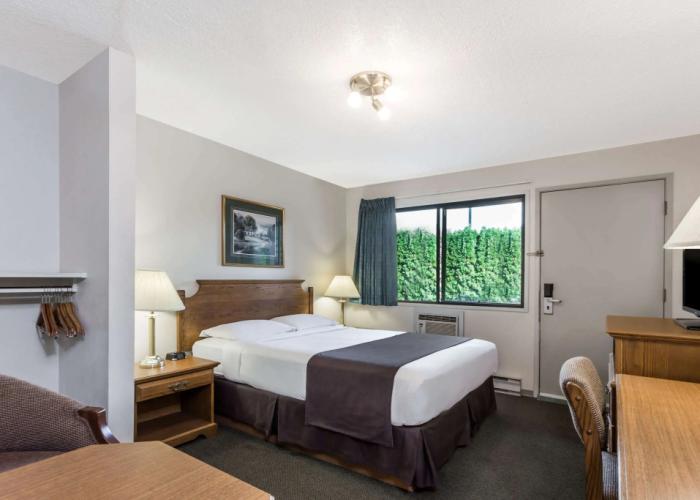 Super 8 by Wyndham Kelowna BC