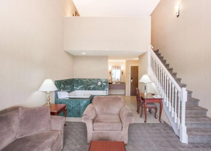 Ramada Hotel & Conference Center by Wyndham Kelowna