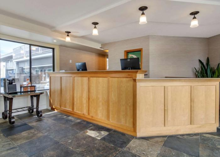 Econo Lodge Inn & Suites