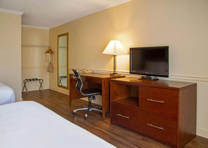 Econo Lodge Inn & Suites