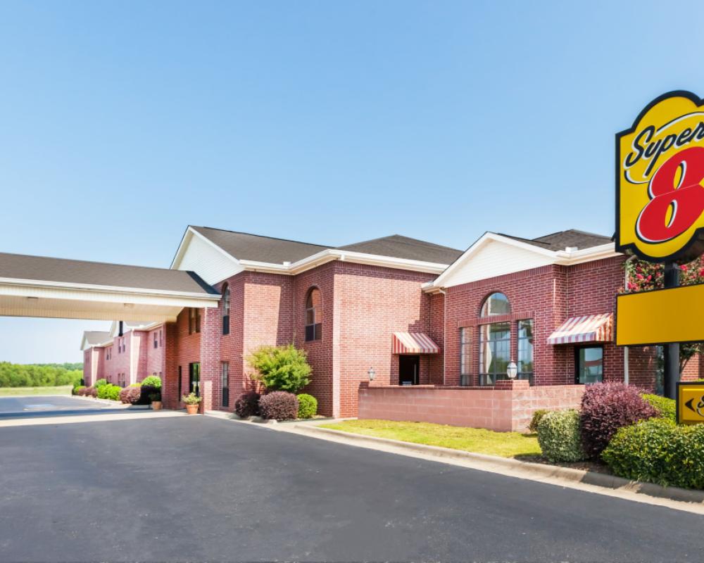 Super 8 By Wyndham High Level Ab