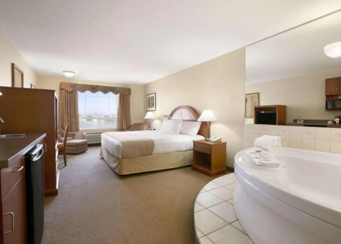 Super 8 By Wyndham High Level Ab