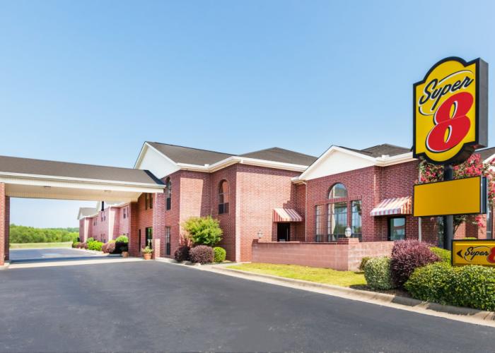 Super 8 By Wyndham High Level Ab