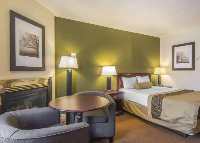 Econo Lodge Inn & Suites