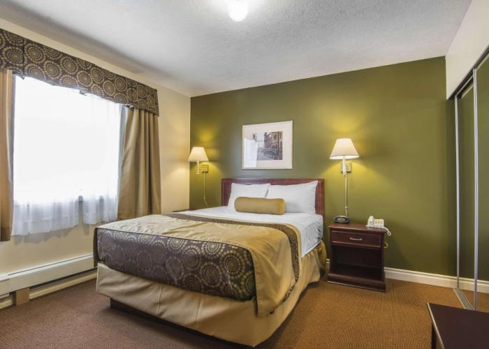 Econo Lodge Inn & Suites