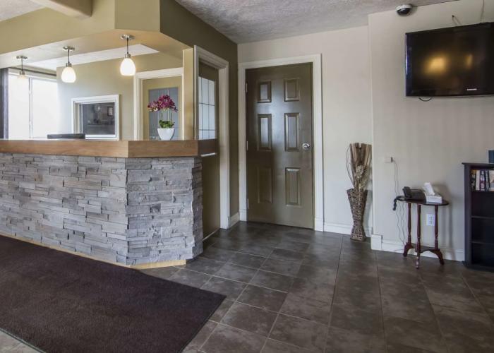 Econo Lodge Inn & Suites
