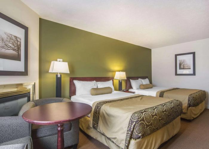 Econo Lodge Inn & Suites