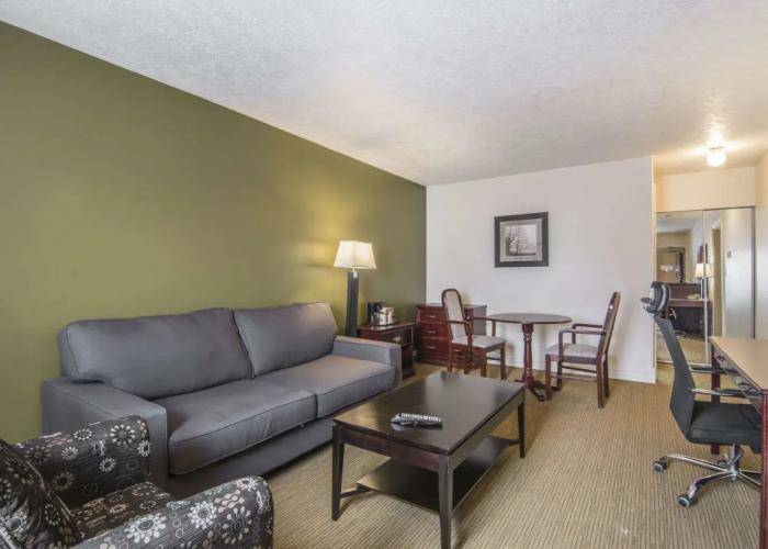 Econo Lodge Inn & Suites