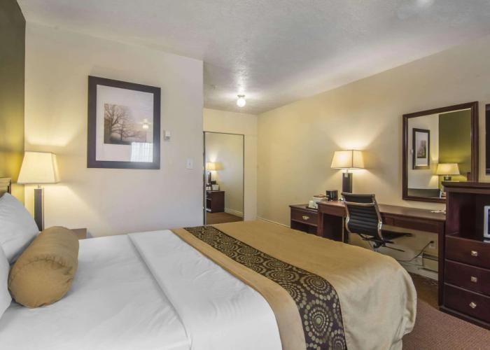 Econo Lodge Inn & Suites