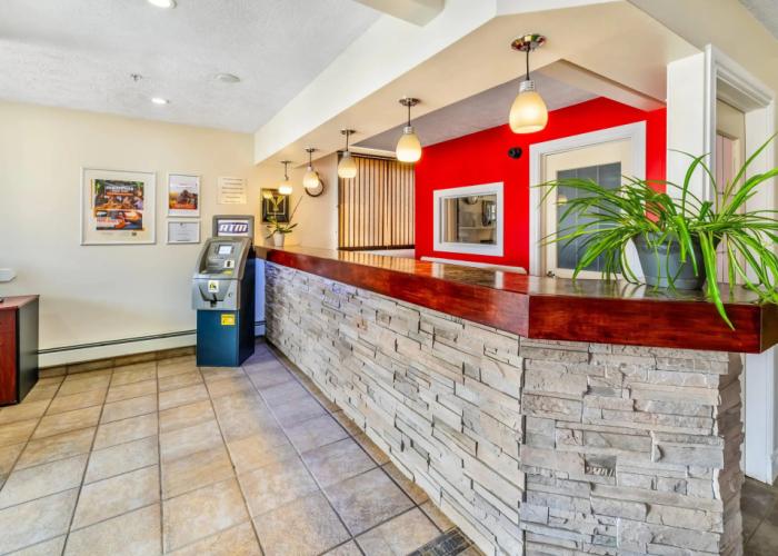 Econo Lodge Inn & Suites