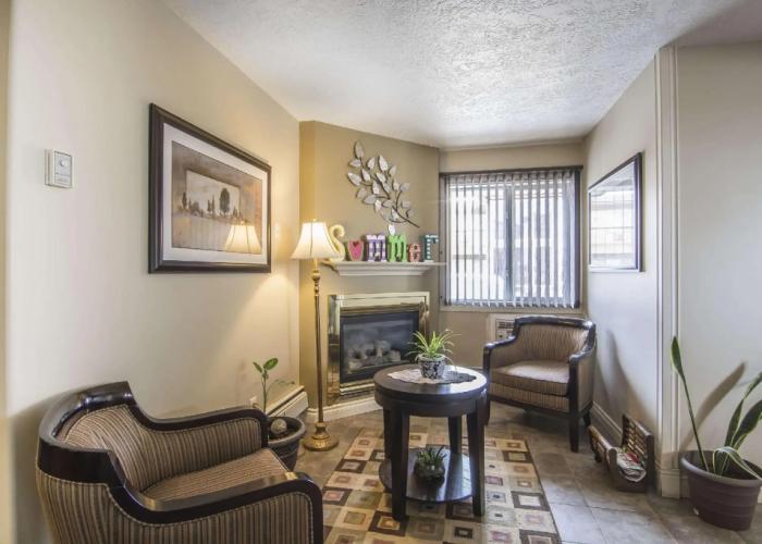 Econo Lodge Inn & Suites