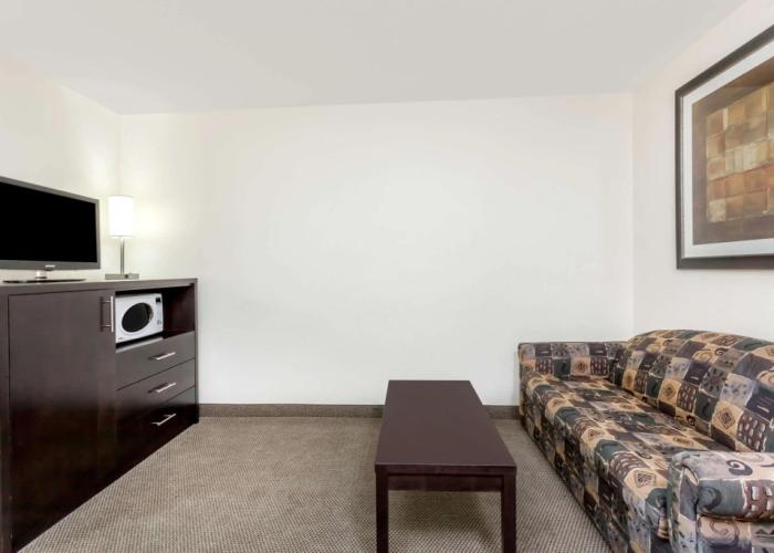 Super 8 by Wyndham Prince Albert