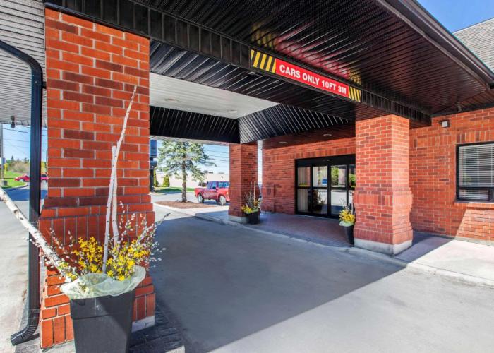 Comfort Hotel & Suites
