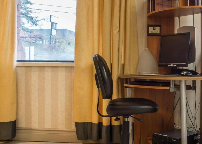 Comfort Hotel & Suites
