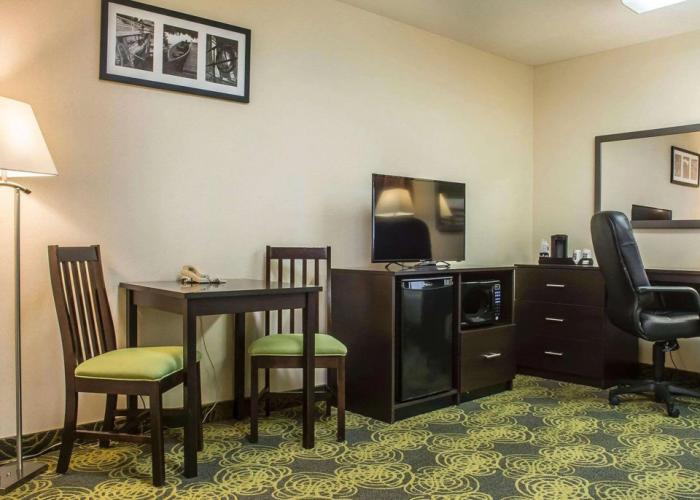 Comfort Hotel & Suites