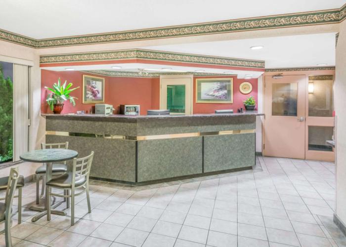 Super 8 by Wyndham Ambassador Bridge Windsor ON