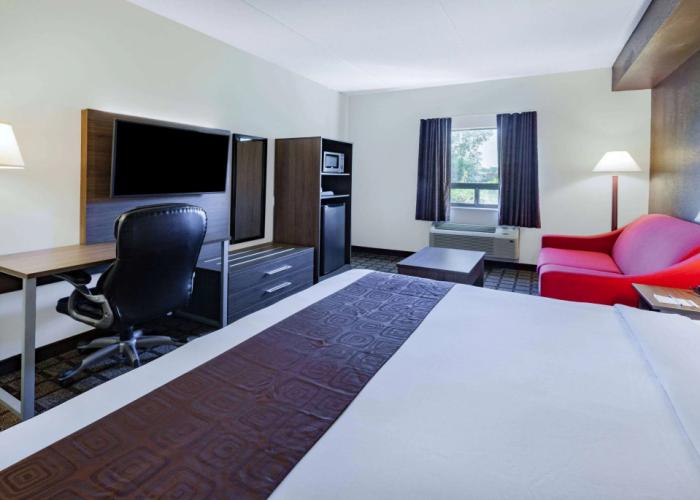 Super 8 by Wyndham Ambassador Bridge Windsor ON