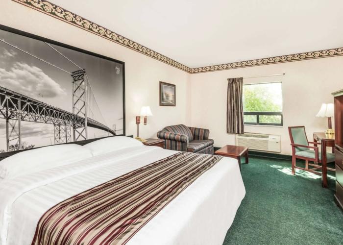 Super 8 by Wyndham Ambassador Bridge Windsor ON