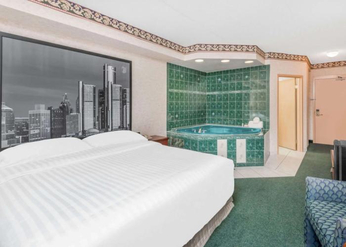 Super 8 by Wyndham Ambassador Bridge Windsor ON