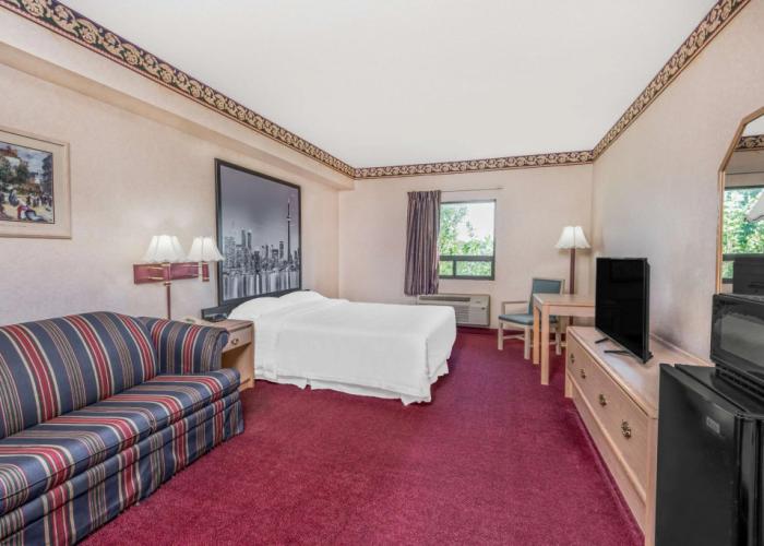 Super 8 by Wyndham Ambassador Bridge Windsor ON