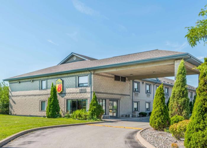 Super 8 by Wyndham Ambassador Bridge Windsor ON