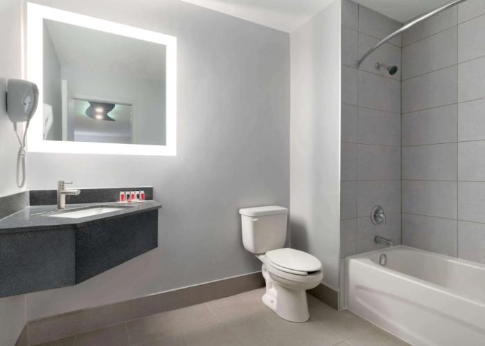 Super 8 by Wyndham Windsor/Dougall