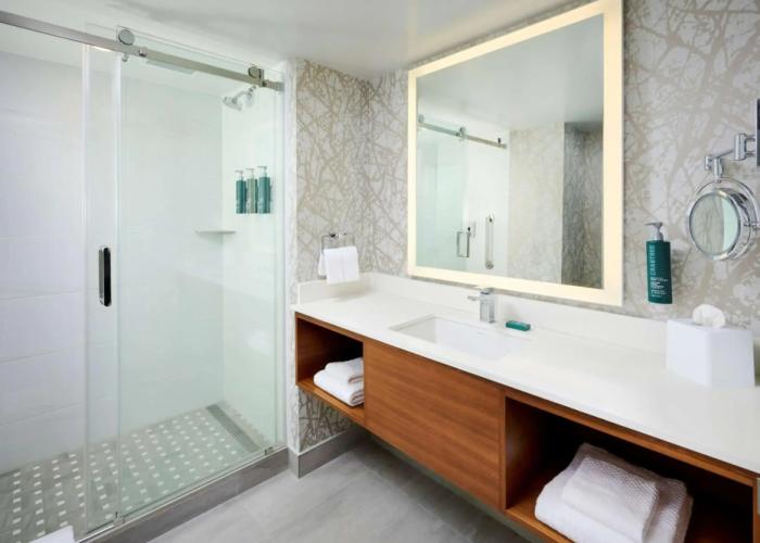 DoubleTree by Hilton Windsor Hotel & Suites