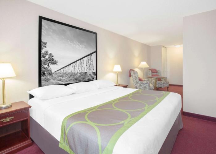 Super 8 by Wyndham Lethbridge