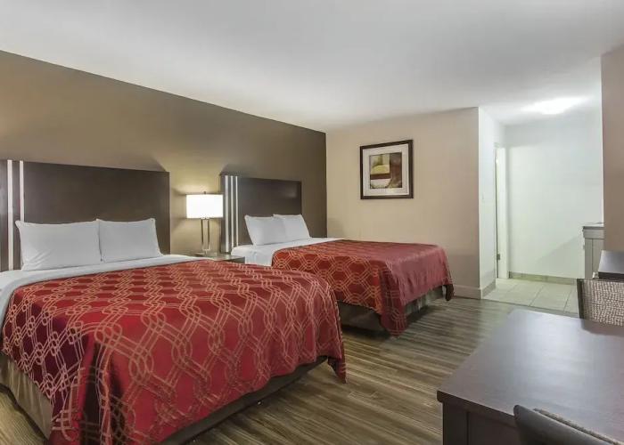 Econo Lodge Inn & Suites