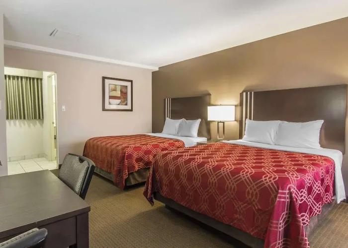 Econo Lodge Inn & Suites