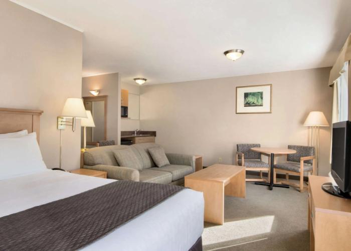 Days Inn & Suites by Wyndham Thunder Bay