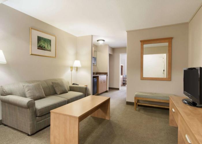 Days Inn & Suites by Wyndham Thunder Bay