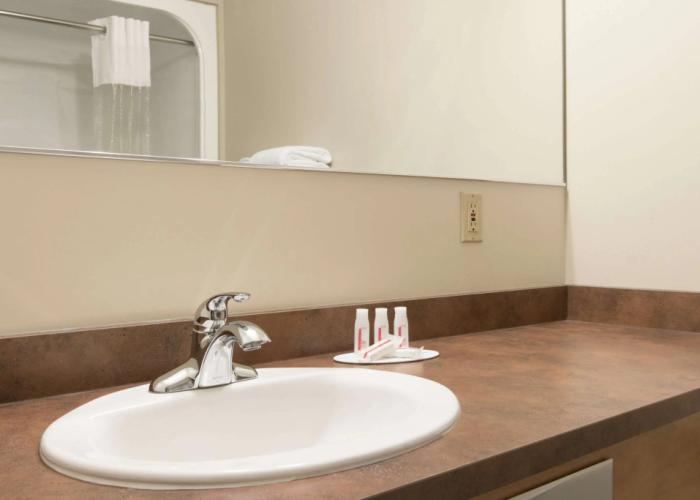 Days Inn & Suites by Wyndham Thunder Bay