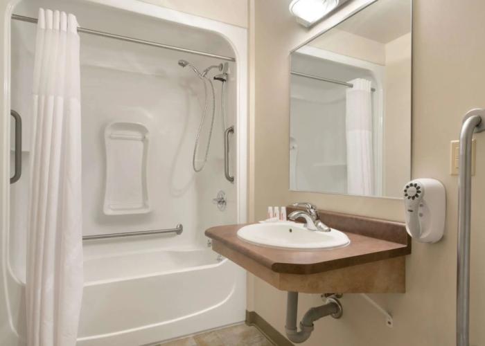 Days Inn & Suites by Wyndham Thunder Bay