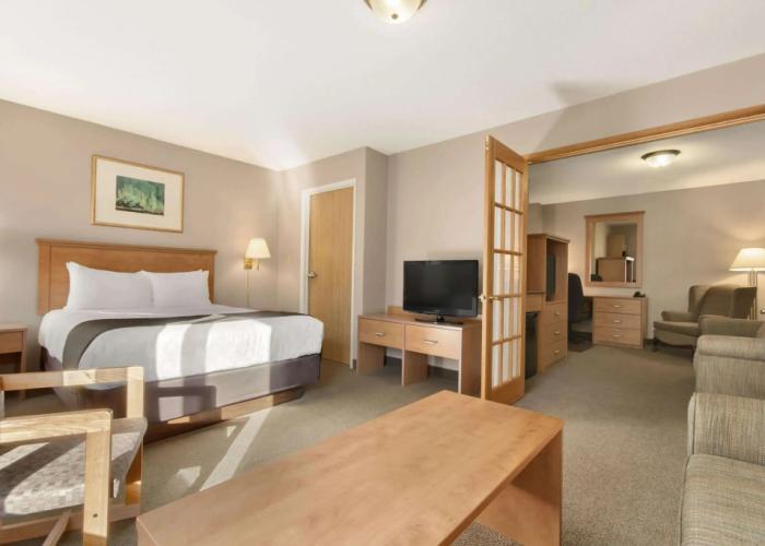 Days Inn & Suites by Wyndham Thunder Bay