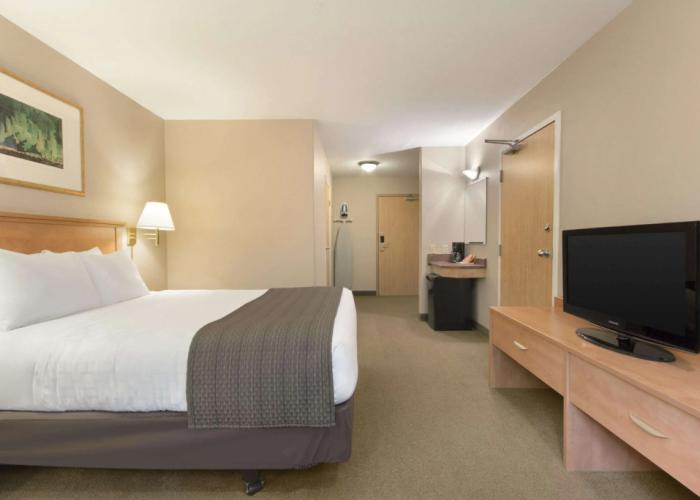 Days Inn & Suites by Wyndham Thunder Bay