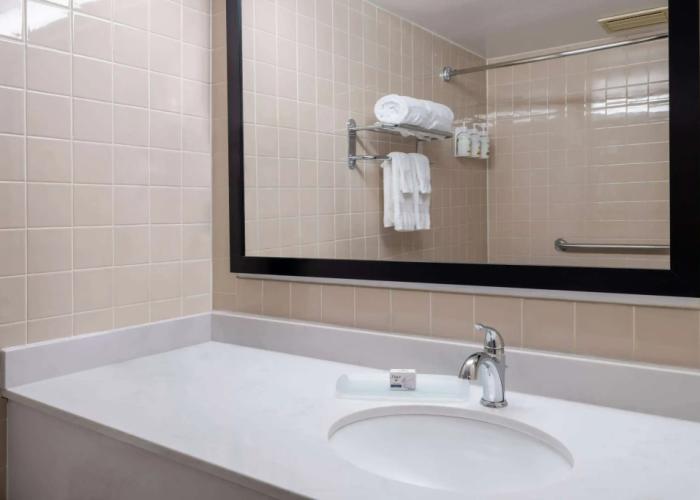 Ramada by Wyndham Thunder Bay Airlane Hotel