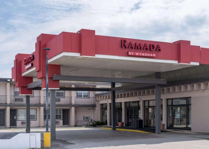Ramada by Wyndham Thunder Bay Airlane Hotel