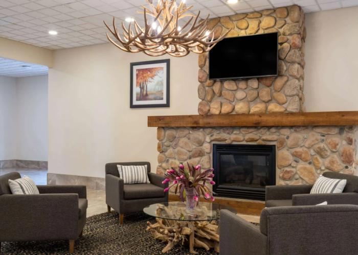Ramada by Wyndham Thunder Bay Airlane Hotel
