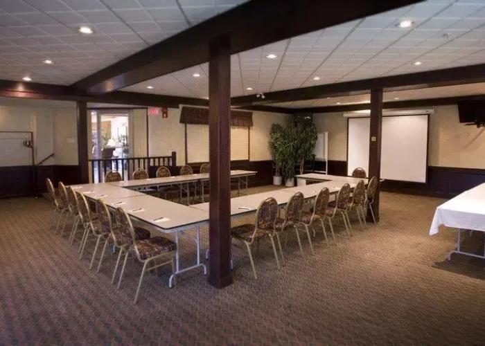 Service Plus Inn and Suites - Grande Prairie