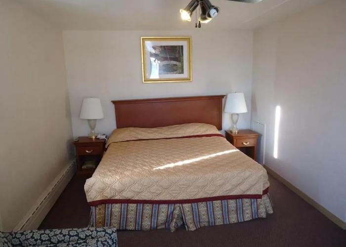 Canadiana Motel